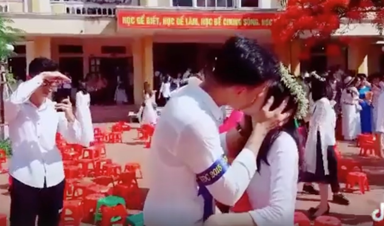 nam sinh hôn bạn gái trong lễ bế giảng ảnh 1 nam sinh hon ban gai trong le be giang anh 1