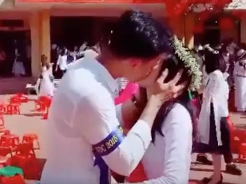 Nam sinh Thai Binh hon moi ban gai trong le be giang hinh anh
