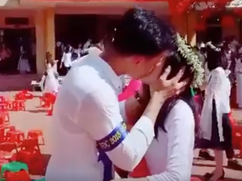 Nam sinh hon moi ban gai trong le be giang hinh anh