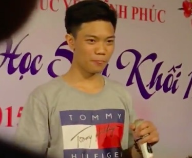 Nam sinh Vinh Phuc to tinh voi ban cung lop trong tiec chia tay hinh anh