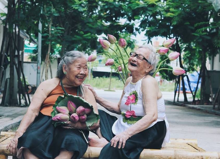 bo anh hai cu ba chup anh ben ho sen anh 2