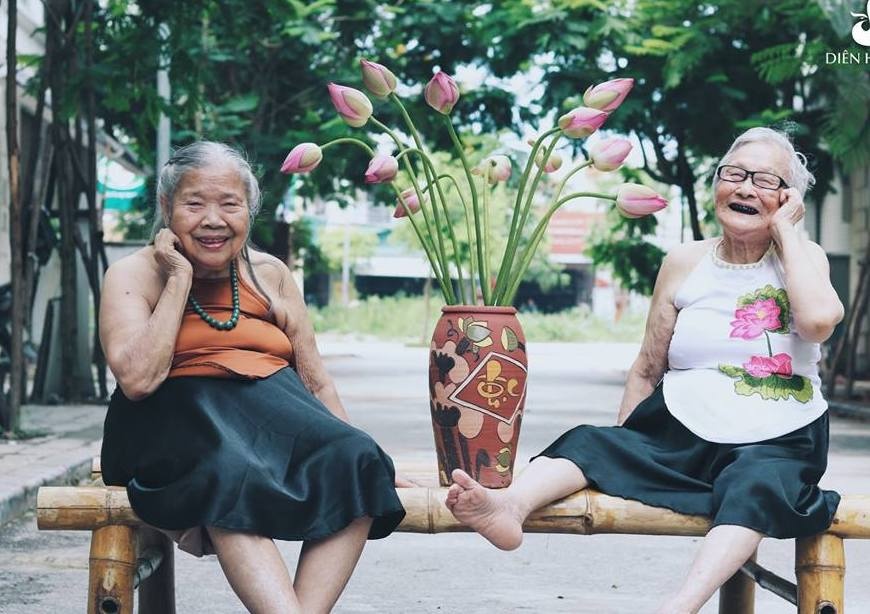 bo anh hai cu ba chup anh ben ho sen anh 4