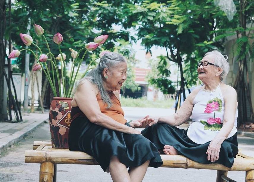 bo anh hai cu ba chup anh ben ho sen anh 6