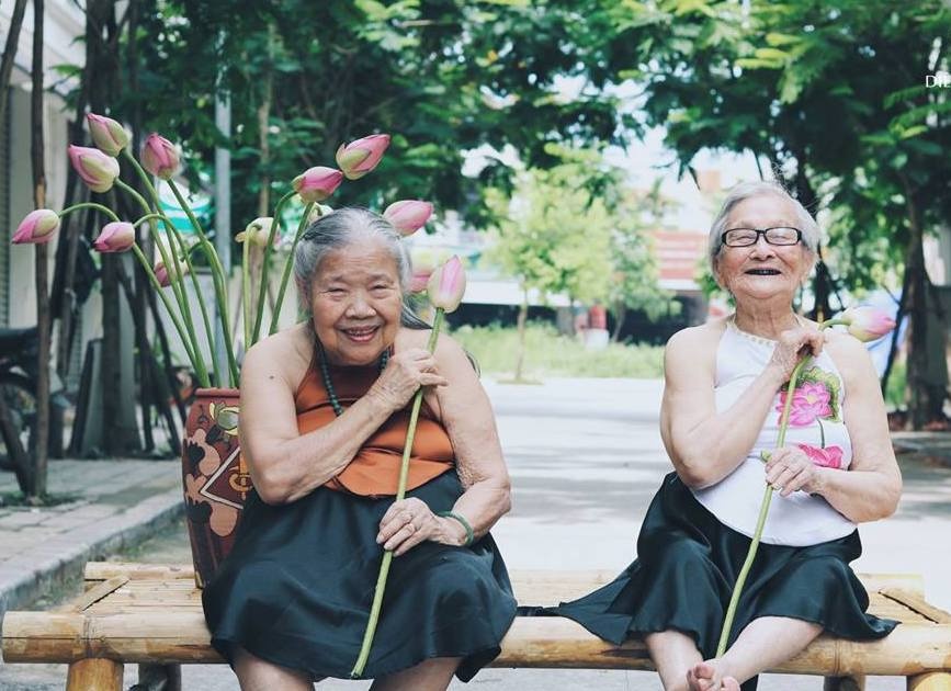 bo anh hai cu ba chup anh ben ho sen anh 3