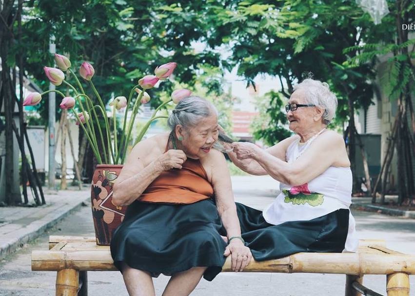 bo anh hai cu ba chup anh ben ho sen anh 8