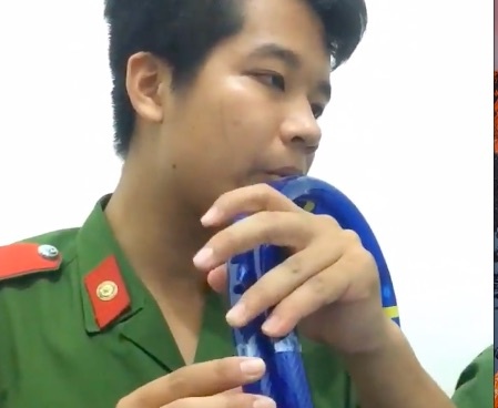 Chang trai Hai Phong thoi sao bang ong nuoc hinh anh