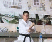 Nam sinh Kien truc mac vo phuc, mua Karate bao ve do an hinh anh
