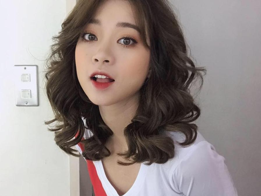 'Hot girl mang khach' gay chu y khi binh luan World Cup hinh anh