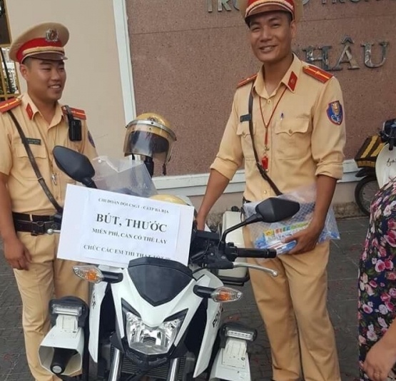 CSGT phát bút thước cho thí sinh ảnh 1 CSGT phat but thuoc cho thi sinh anh 1