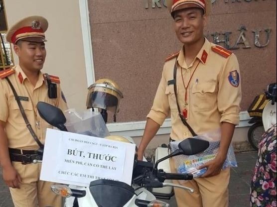 CSGT Ba Ria dung tang but, thuoc ke mien phi cho thi sinh hinh anh
