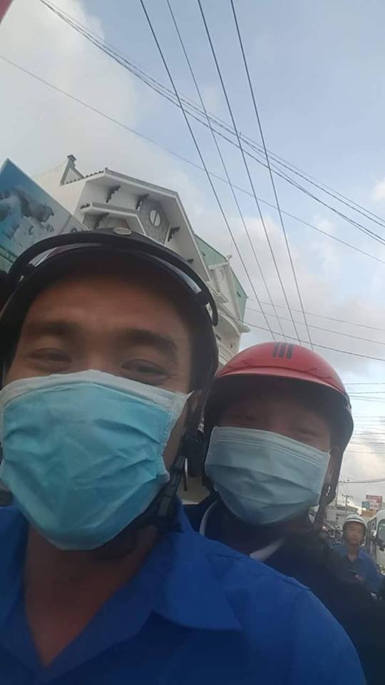 thầy đón học sinh đi thi ảnh 2 thay don hoc sinh di thi anh 2