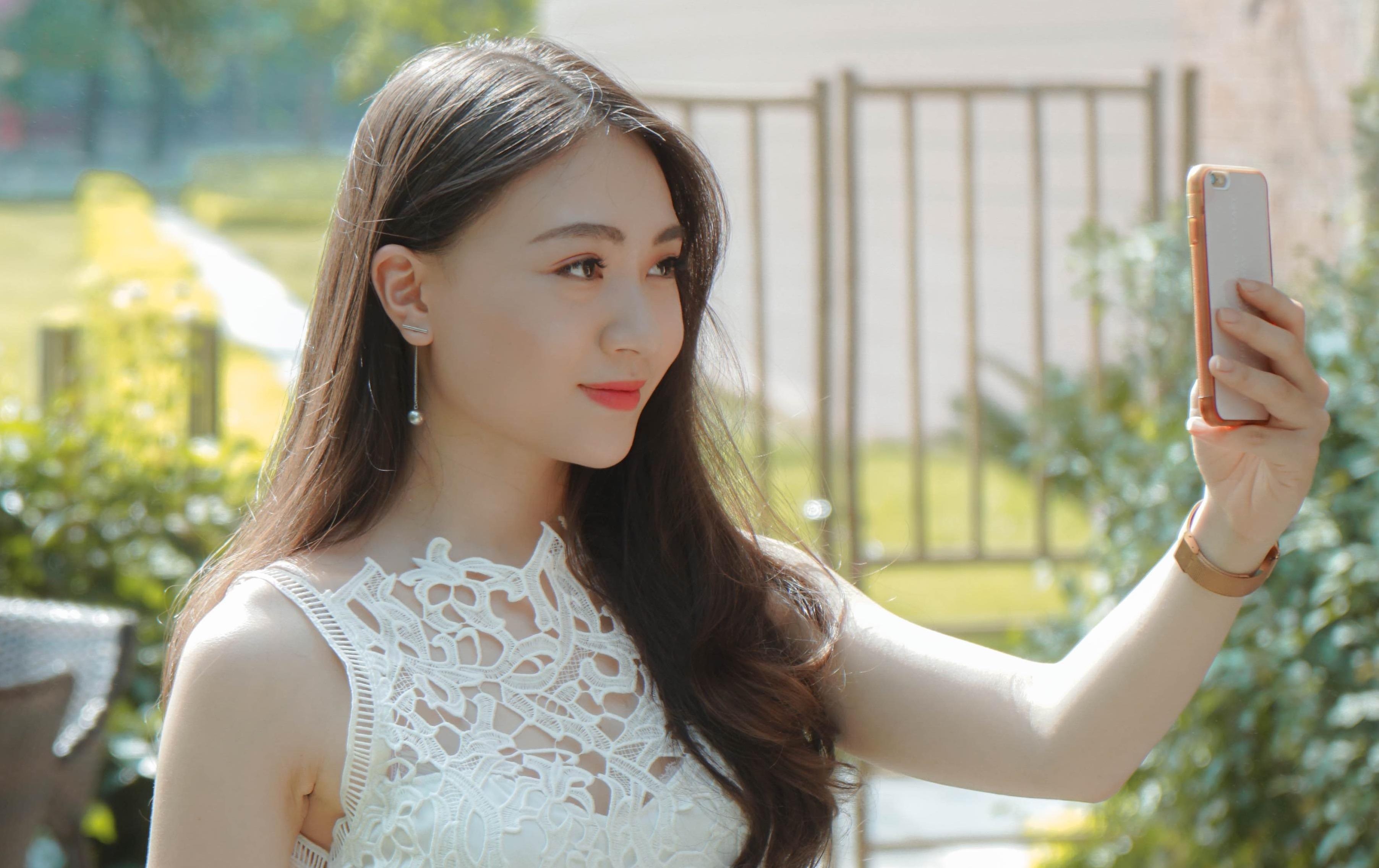 A khoi Ngoai giao: Chua co ban trai, tu cham nhan sac duoc 8/10 diem hinh anh