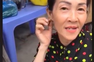 Co ban hang 'boc gia' bo do dat do khong tuong hinh anh