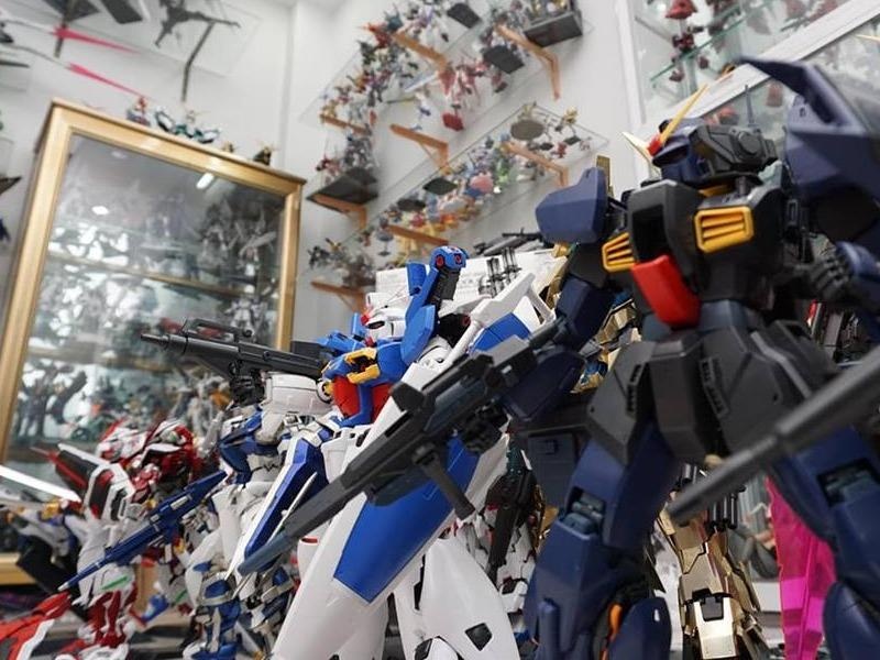 Chang trai Sai Gon chi hang tram trieu dong suu tap robot hinh anh