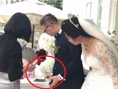 Dam cuoi o Ha Noi mung tien bang cach quet the hinh anh