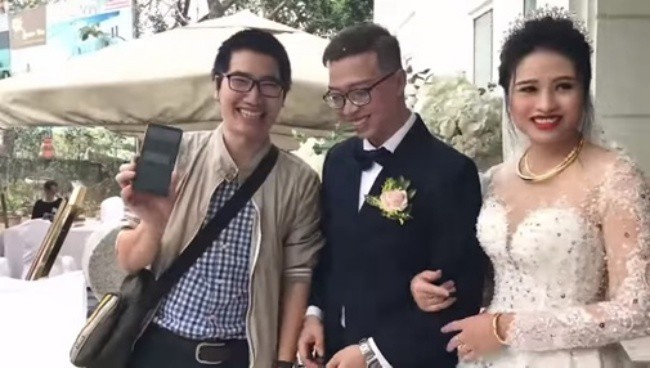 mung cuoi bang cach quet the anh 1