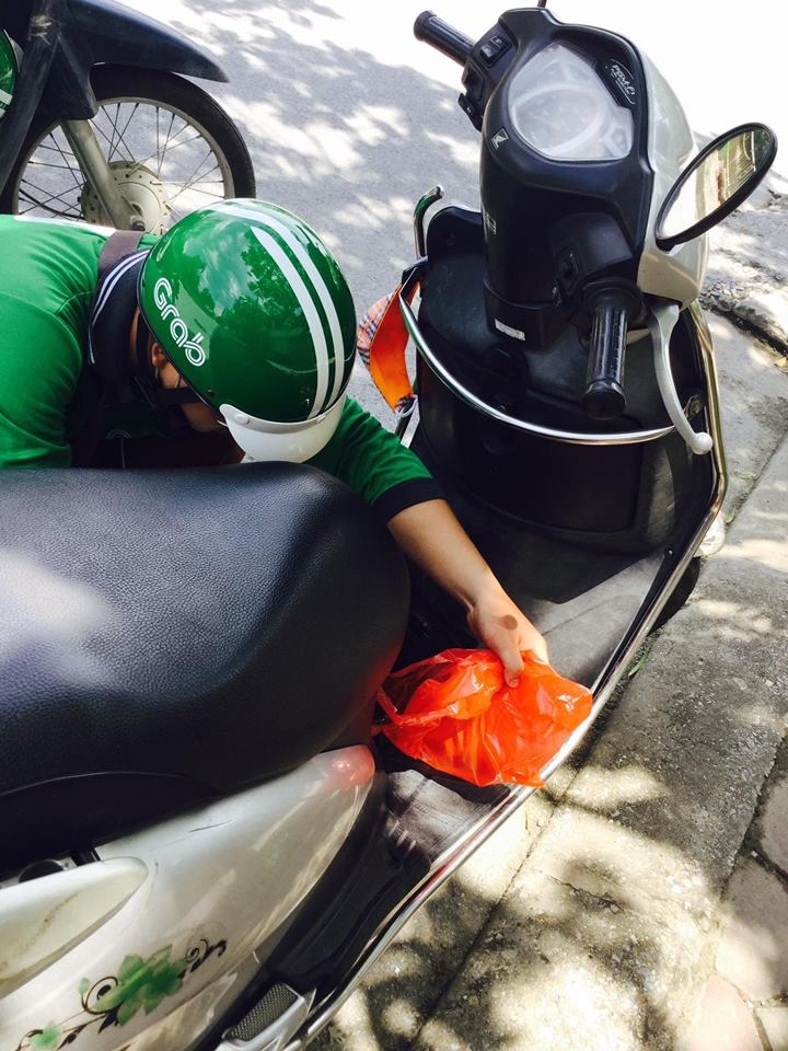 chàng trai lái grab cho xăng người lạ ảnh 2 chang trai lai grab cho xang nguoi la anh 2