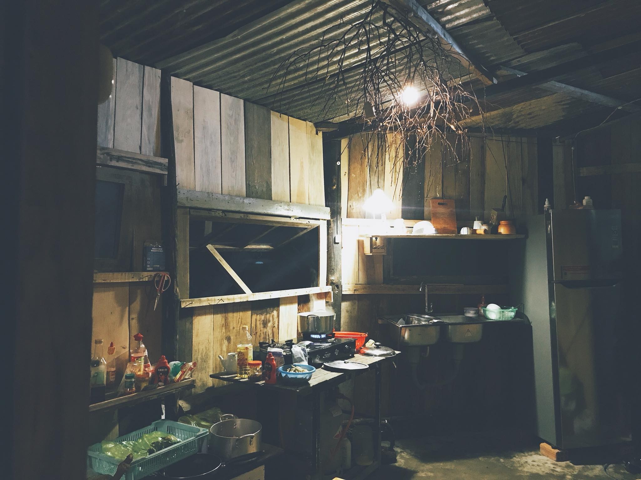 các bạn trẻ biến căn nhà đổ nát thành nhà đẹp ảnh 3 cac ban tre bien can nha do nat thanh nha dep anh 3