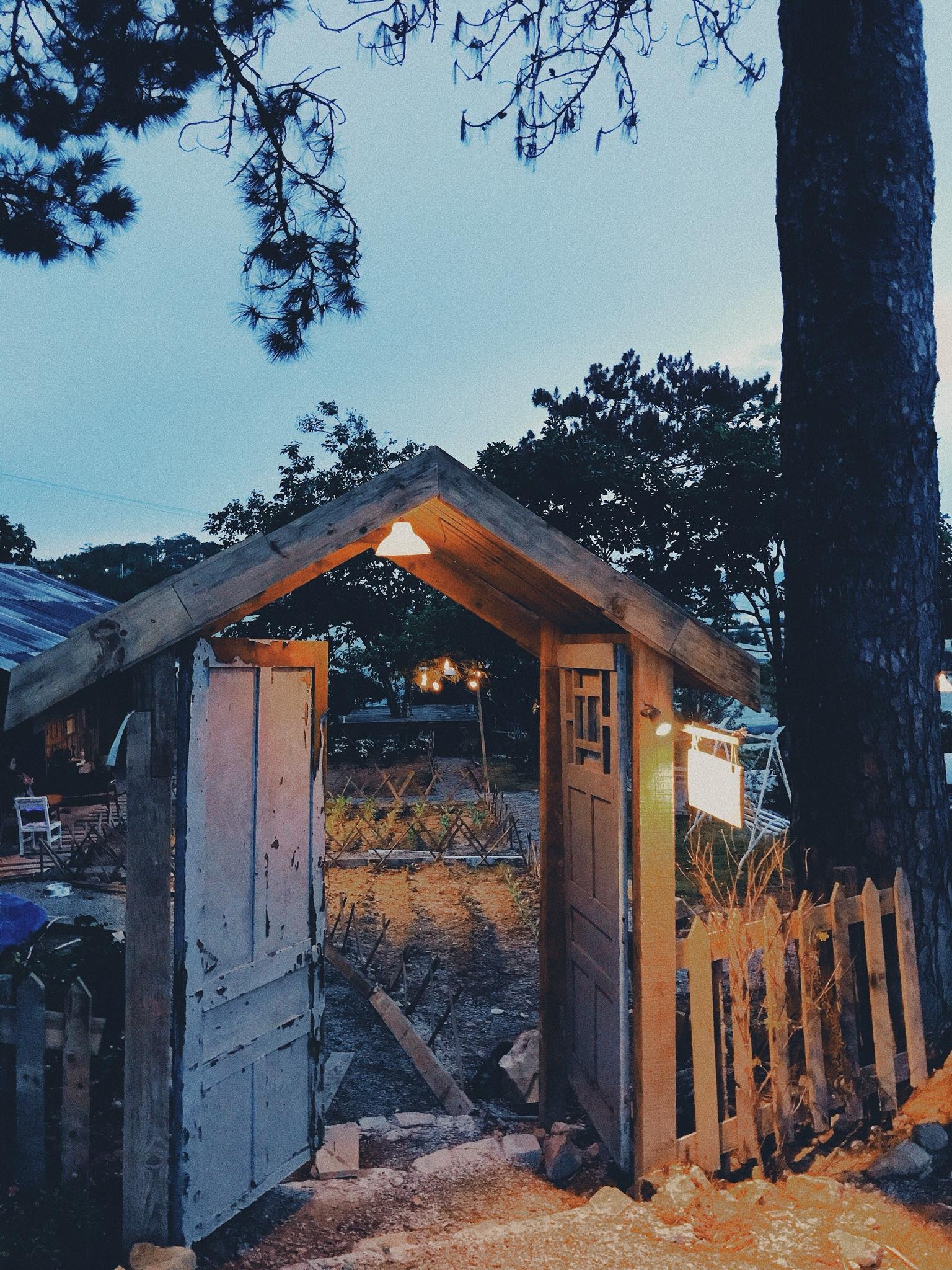 các bạn trẻ biến căn nhà đổ nát thành nhà đẹp ảnh 6 cac ban tre bien can nha do nat thanh nha dep anh 6