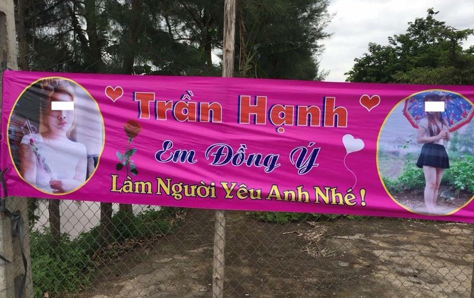 Chang trai Nam Dinh treo bang ron hong to tinh truoc cong co quan hinh anh