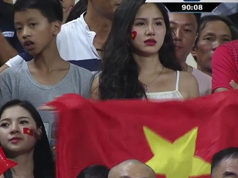 'Hot girl World Cup' gay chu y trong tran U23 Viet Nam - Uzbekistan hinh anh