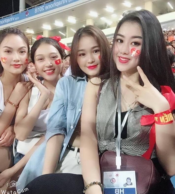 dàn hot girl bị chỉ trich khi đi cổ vũ bóng đá ảnh 3 dan hot girl bi chi trich khi di co vu bong da anh 3