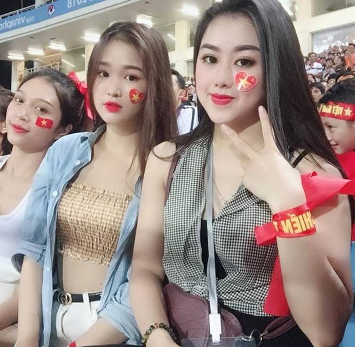 dàn hot girl bị chỉ trich khi đi cổ vũ bóng đá ảnh 4 dan hot girl bi chi trich khi di co vu bong da anh 4