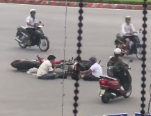sau va chạm hai tài xế ngồi tâm sự ảnh 1 sau va cham hai tai xe ngoi tam su anh 1