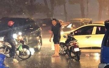 Chang trai chu dong dung phan lan duong giua troi mua lon hinh anh