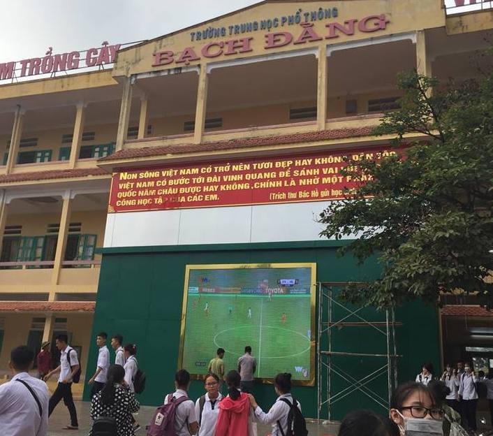 nhà trường tổ chức cho học sinh xem bóng đá ảnh 1 nha truong to chuc cho hoc sinh xem bong da anh 1