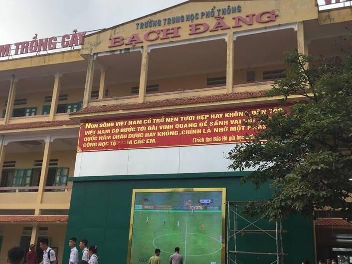 Truong o Hai Phong to chuc cho hoc sinh xem bong da, co vu Olympic VN hinh anh