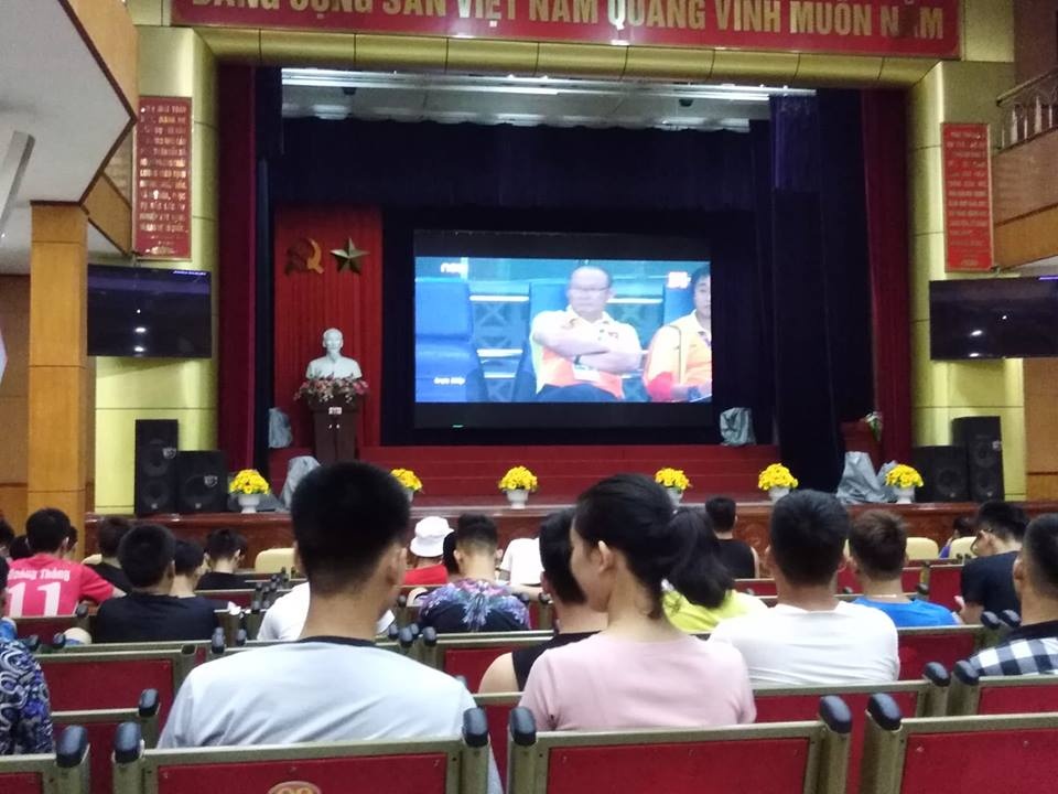 nhà trường tổ chức cho học sinh xem bóng đá ảnh 2 nha truong to chuc cho hoc sinh xem bong da anh 2