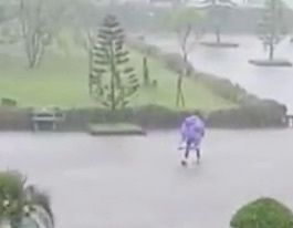 cõng bạn gái vì trời mưa lớn ảnh 1 cong ban gai vi troi mua lon anh 1