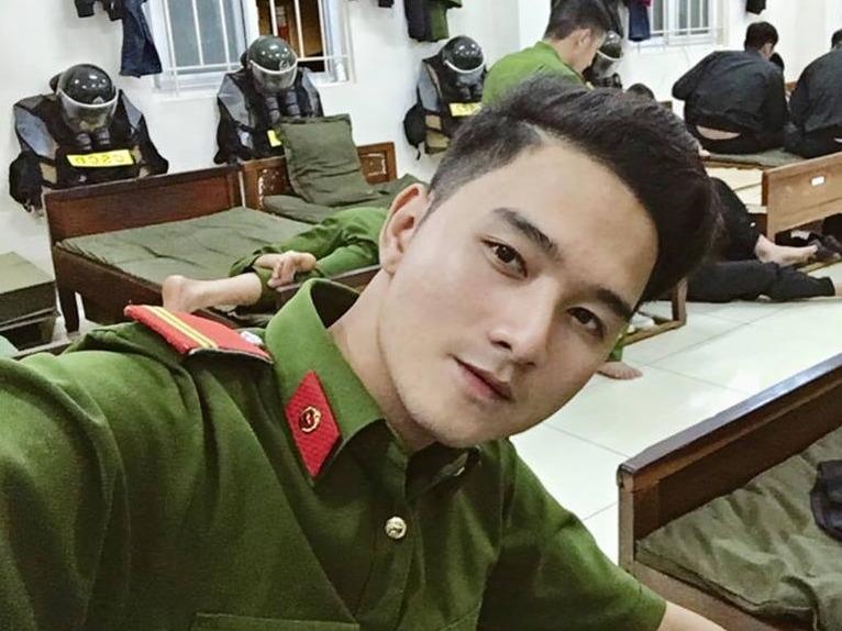 Chang canh sat co dong cao 1,8 m muon ket nhieu ban tren mang xa hoi hinh anh