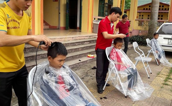 thầy giáo là áo cho học sinh đón khia giảng ảnh 2 thay giao la ao cho hoc sinh don khia giang anh 2