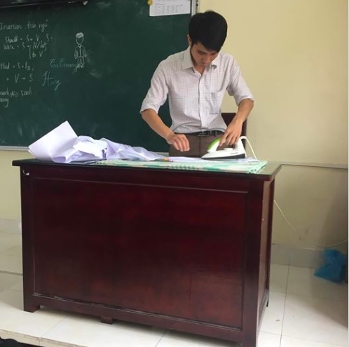 thầy giáo là áo cho học sinh đón khia giảng ảnh 1 thay giao la ao cho hoc sinh don khia giang anh 1