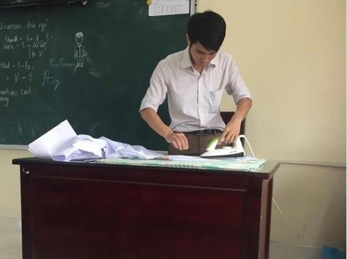 Thay giao Hai Phong la ao cho hoc sinh don nam hoc moi hinh anh
