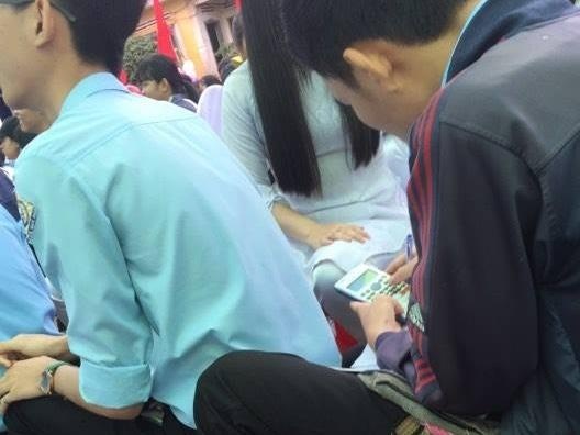 Nam sinh du le khai giang van mang sach vo di hoc bai hinh anh