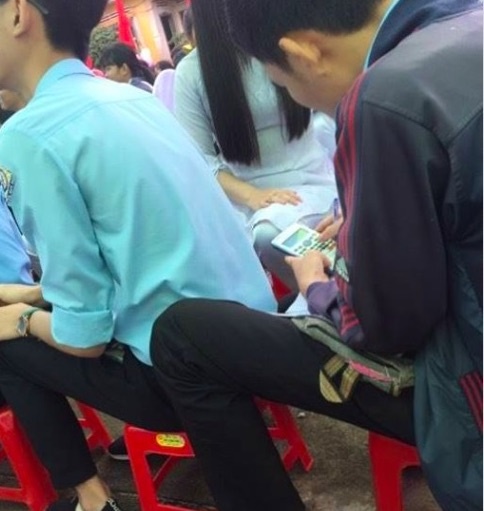 nam sinh học bài trong lúc khai giảng ảnh 1 nam sinh hoc bai trong luc khai giang anh 1