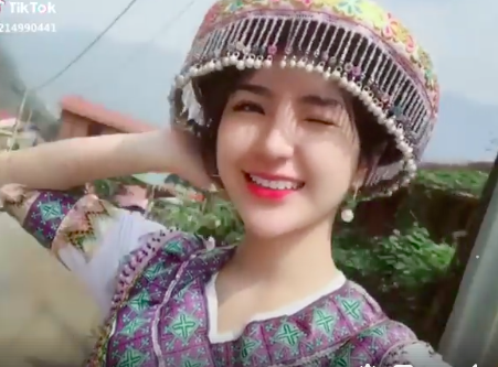Thieu nu dien do dan toc duoc dan mang tim kiem hinh anh
