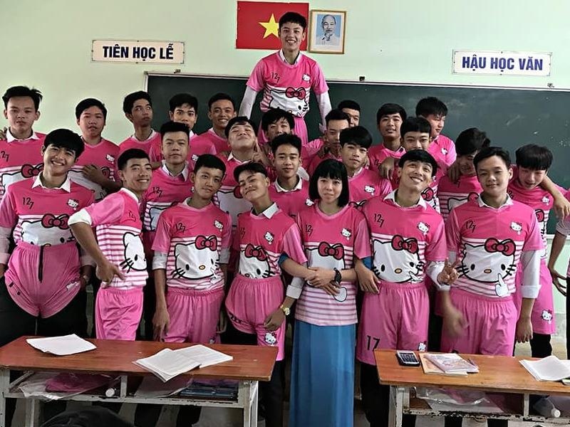 Dong phuc Hello Kitty cua co tro Vinh Long gay chu y tren mang hinh anh