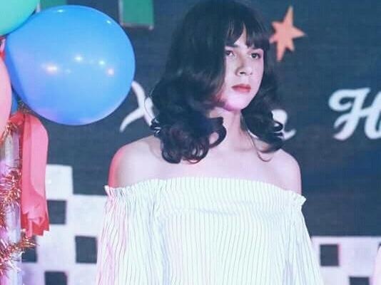 Dan mang tim kiem guong mat that cua nam sinh FPT gia gai xinh dep hinh anh