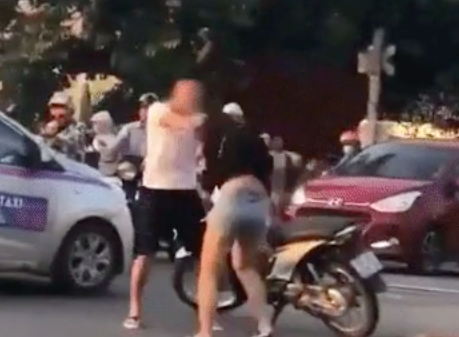 Co gai bi ban trai danh lien tiep vao mat hinh anh