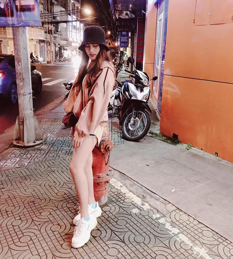 thieu nu E De thuong bi nham la con lai anh 3