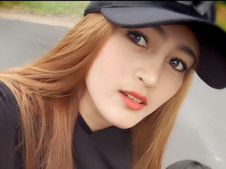 Rii Byaa - thieu nu E De co ten la, guong mat giong lai Tay hinh anh