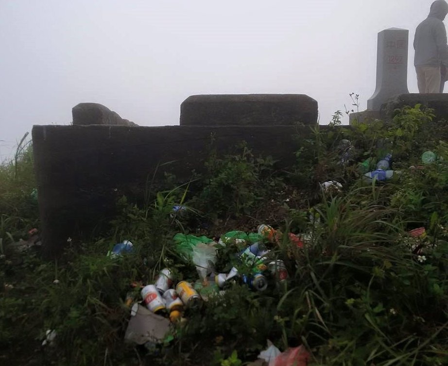 Bình Liêu ngập trong rác thải ảnh 1 Binh Lieu ngap trong rac thai anh 1