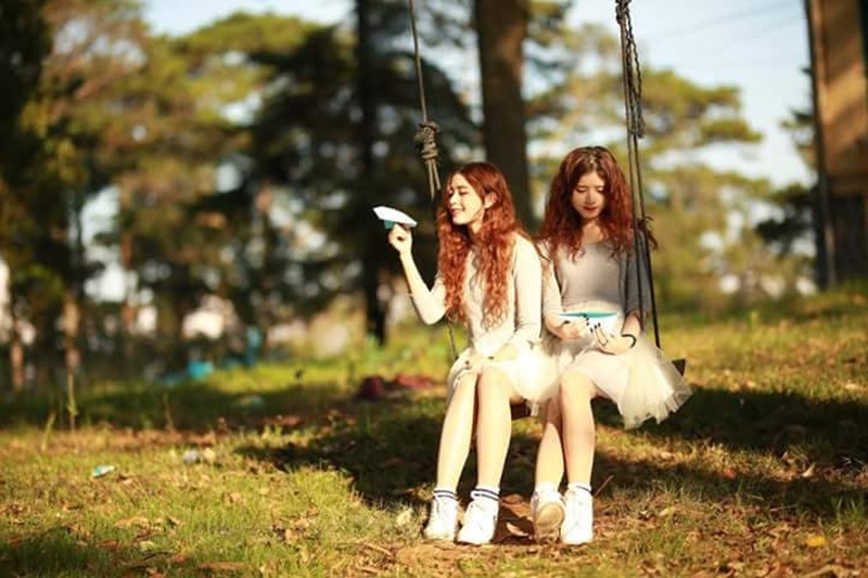 cap chi em sinh doi bi nham la con lai Han Quoc anh 2