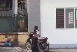 Chang trai quy goi xin loi ban gai truoc cong truong hinh anh