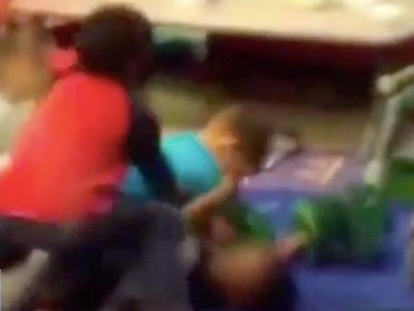 Hai giao vien My bi buoc toi vi to chuc cho hoc sinh danh nhau hinh anh