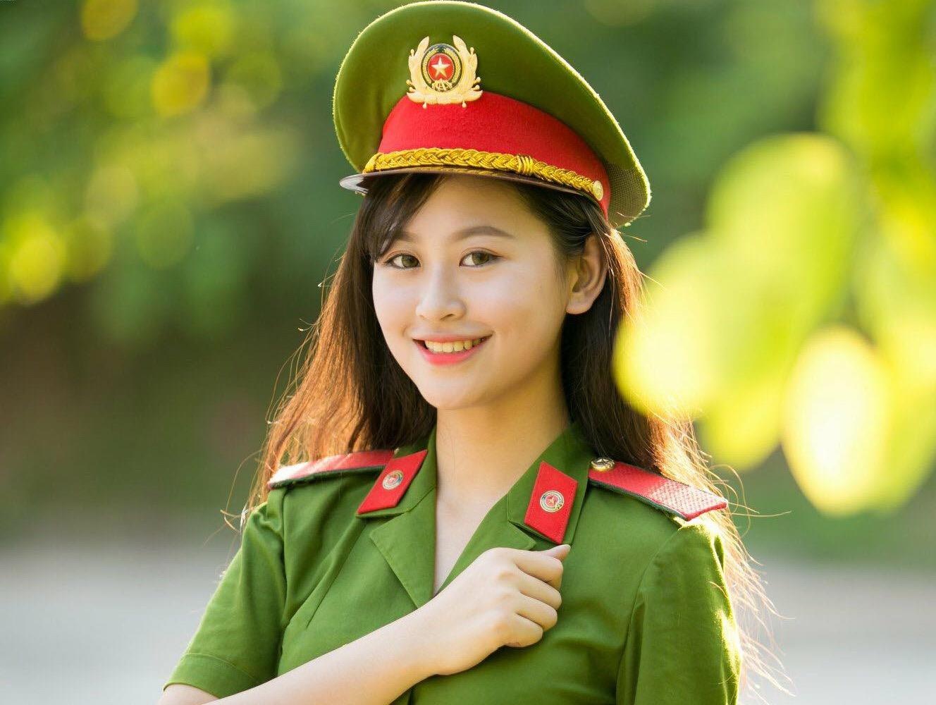 Nu sinh canh sat dang quang 'Imiss Thang Long 2018' hinh anh